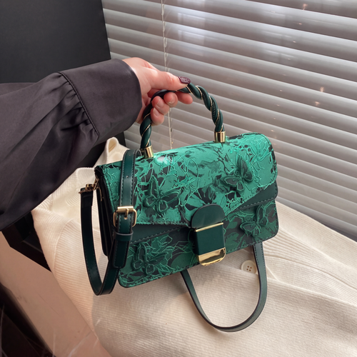 A model holding The monaco bag 